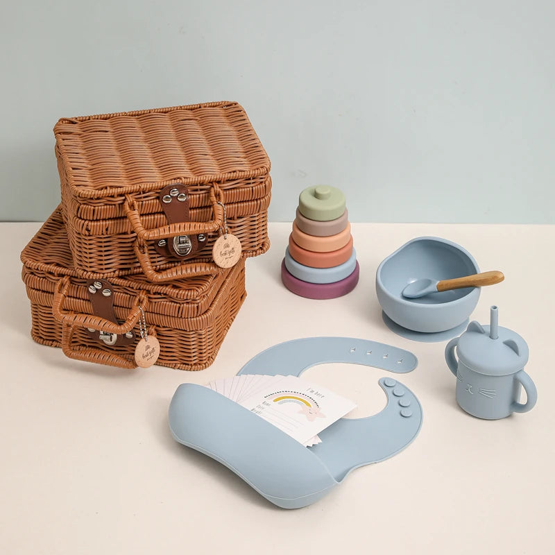 Discover the Montessori BabyLove Vintage Tableware Set at BubeBaby. This unisex set is perfect for infants and toddlers. Ideal for ages 0-24 months, it includes everything needed for stylish and functional mealtimes. Shop now for high-quality, vintage-inspired tableware for your little one