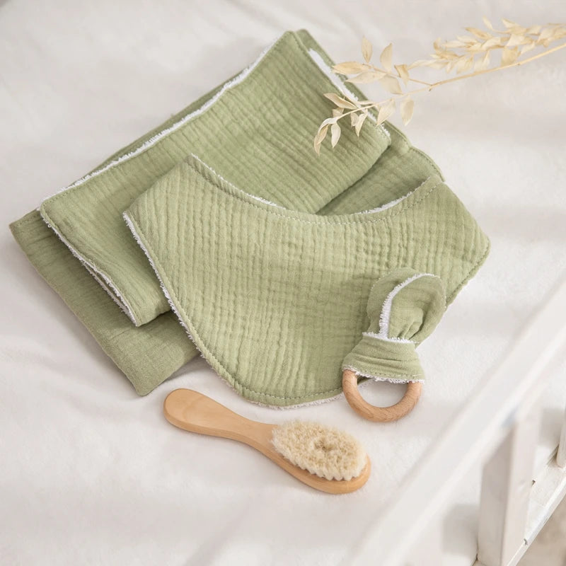 Discover our  Bib, crafted from soft cotton for babies. Ideal for ages 0-36 months, this unisex bib features a solid pattern and serves multiple purposes: a triangle scarf, feeding bib, and burp cloth. Weighing 306g, it's a versatile and essential addition to any baby’s mealtime routine
