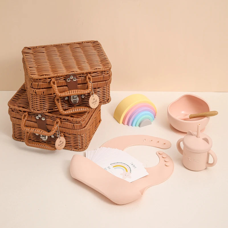 Discover the Montessori BabyLove Vintage Tableware Set at BubeBaby. This unisex set is perfect for infants and toddlers. Ideal for ages 0-24 months, it includes everything needed for stylish and functional mealtimes. Shop now for high-quality, vintage-inspired tableware for your little one
