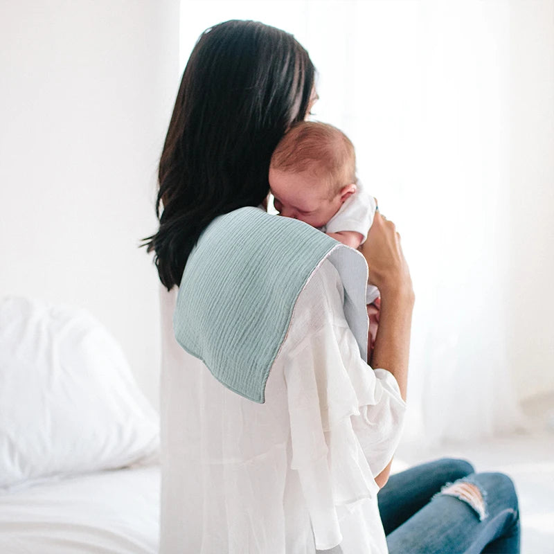 Discover our  Bib, crafted from soft cotton for babies. Ideal for ages 0-36 months, this unisex bib features a solid pattern and serves multiple purposes: a triangle scarf, feeding bib, and burp cloth. Weighing 306g, it's a versatile and essential addition to any baby’s mealtime routine