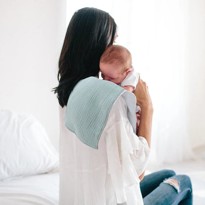 Discover our  Bib, crafted from soft cotton for babies. Ideal for ages 0-36 months, this unisex bib features a solid pattern and serves multiple purposes: a triangle scarf, feeding bib, and burp cloth. Weighing 306g, it's a versatile and essential addition to any baby’s mealtime routine