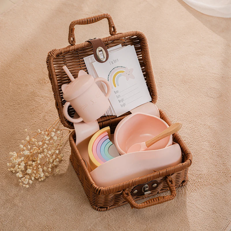 Discover the Montessori BabyLove Vintage Tableware Set at BubeBaby. This unisex set is perfect for infants and toddlers. Ideal for ages 0-24 months, it includes everything needed for stylish and functional mealtimes. Shop now for high-quality, vintage-inspired tableware for your little one