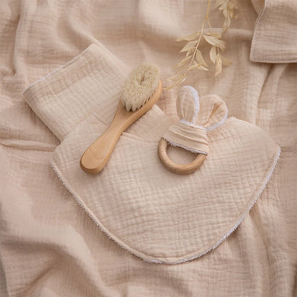 Discover our  Bib, crafted from soft cotton for babies. Ideal for ages 0-36 months, this unisex bib features a solid pattern and serves multiple purposes: a triangle scarf, feeding bib, and burp cloth. Weighing 306g, it's a versatile and essential addition to any baby’s mealtime routine
