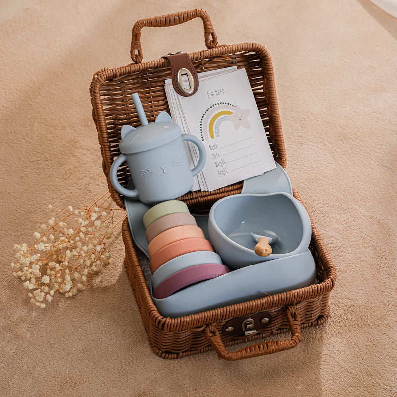 Discover the Montessori BabyLove Vintage Tableware Set at BubeBaby. This unisex set is perfect for infants and toddlers. Ideal for ages 0-24 months, it includes everything needed for stylish and functional mealtimes. Shop now for high-quality, vintage-inspired tableware for your little one