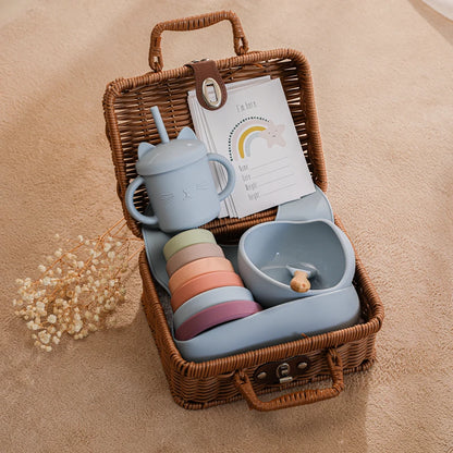 Discover the Montessori BabyLove Vintage Tableware Set at BubeBaby. This unisex set is perfect for infants and toddlers. Ideal for ages 0-24 months, it includes everything needed for stylish and functional mealtimes. Shop now for high-quality, vintage-inspired tableware for your little one