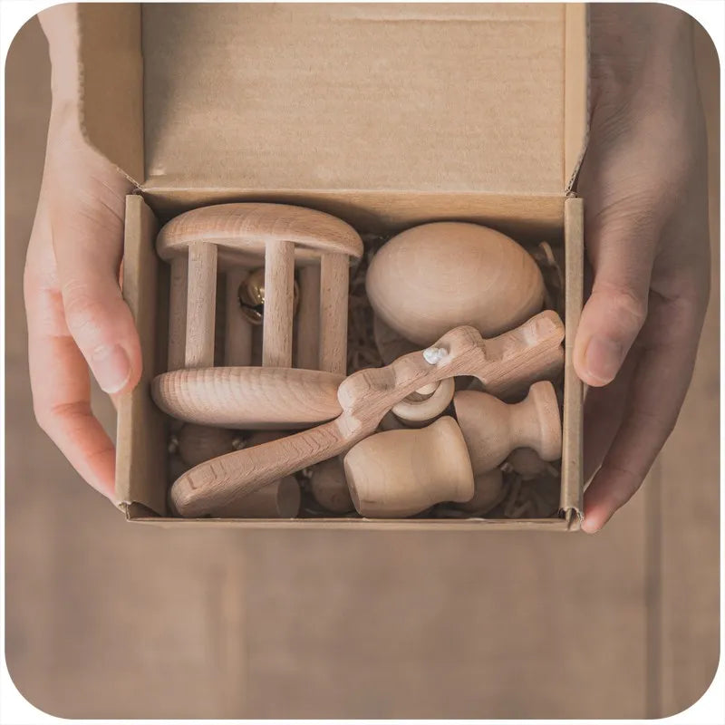 Discover the Montessori BabyLove Bath Set at BubeBaby, featuring a square bath towel and assorted gifts in a gift box. Designed for newborns (0-6 months), this unisex set includes a drooling towel, making bath time convenient and cozy. Lightweight at 250g, it’s perfect for your baby’s early days