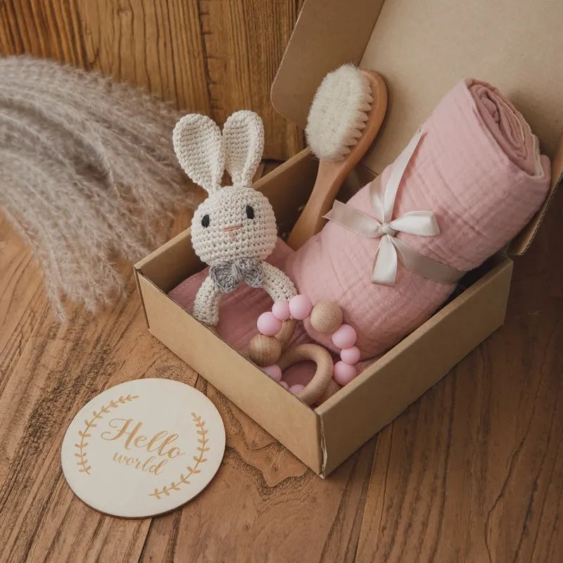 Discover the Montessori BabyLove Bath Set at BubeBaby, featuring a square bath towel and assorted gifts in a gift box. Designed for newborns (0-6 months), this unisex set includes a drooling towel, making bath time convenient and cozy. Lightweight at 250g, it’s perfect for your baby’s early days