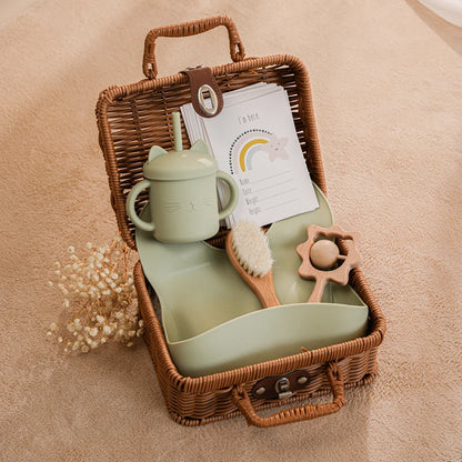 Discover the Montessori BabyLove Vintage Tableware Set at BubeBaby. This unisex set is perfect for infants and toddlers. Ideal for ages 0-24 months, it includes everything needed for stylish and functional mealtimes. Shop now for high-quality, vintage-inspired tableware for your little one