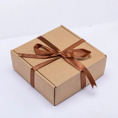 Discover the Montessori BabyLove Bath Set at BubeBaby, featuring a square bath towel and assorted gifts in a gift box. Designed for newborns (0-6 months), this unisex set includes a drooling towel, making bath time convenient and cozy. Lightweight at 250g, it’s perfect for your baby’s early days