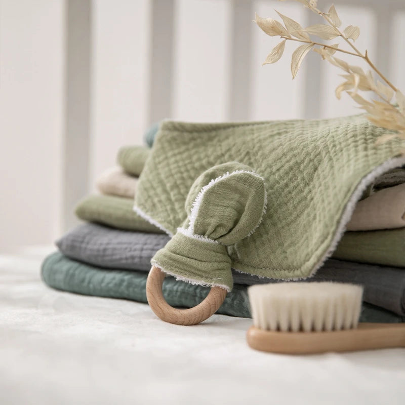 Discover our  Bib, crafted from soft cotton for babies. Ideal for ages 0-36 months, this unisex bib features a solid pattern and serves multiple purposes: a triangle scarf, feeding bib, and burp cloth. Weighing 306g, it's a versatile and essential addition to any baby’s mealtime routine