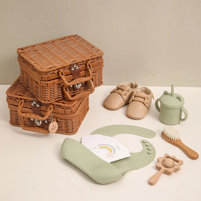 Discover the Montessori BabyLove Vintage Tableware Set at BubeBaby. This unisex set is perfect for infants and toddlers. Ideal for ages 0-24 months, it includes everything needed for stylish and functional mealtimes. Shop now for high-quality, vintage-inspired tableware for your little one