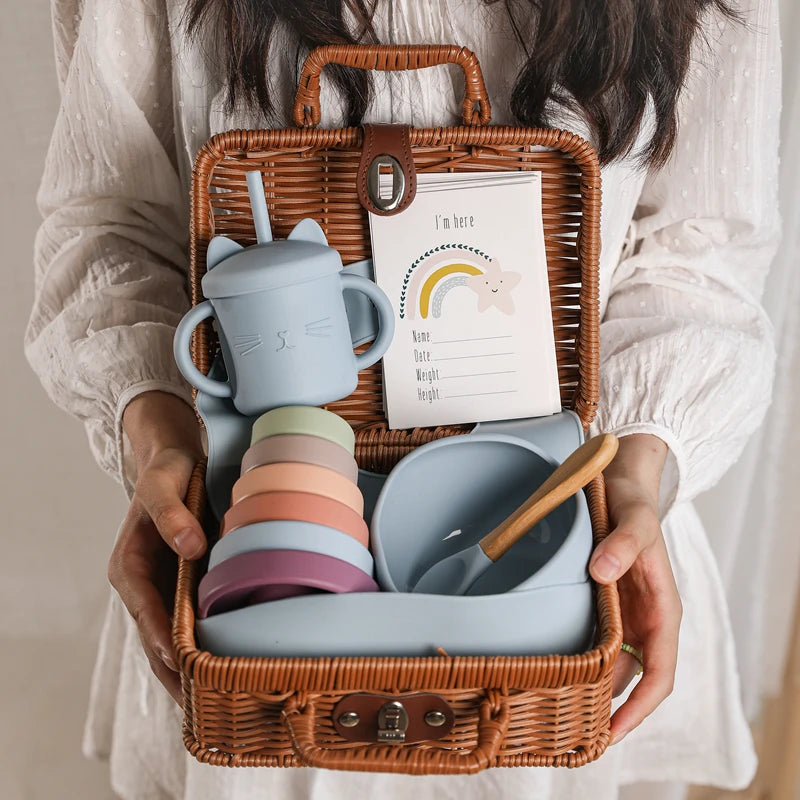 Discover the Montessori BabyLove Vintage Tableware Set at BubeBaby. This unisex set is perfect for infants and toddlers. Ideal for ages 0-24 months, it includes everything needed for stylish and functional mealtimes. Shop now for high-quality, vintage-inspired tableware for your little one