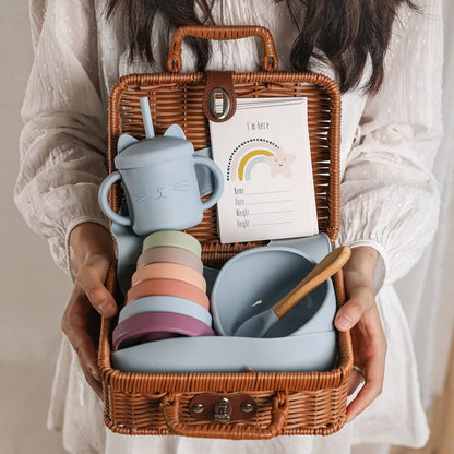 Discover the Montessori BabyLove Vintage Tableware Set at BubeBaby. This unisex set is perfect for infants and toddlers. Ideal for ages 0-24 months, it includes everything needed for stylish and functional mealtimes. Shop now for high-quality, vintage-inspired tableware for your little one