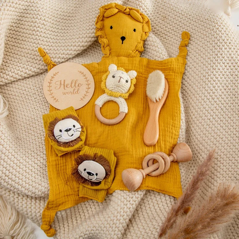 Discover the Montessori BabyLove Bath Set at BubeBaby, featuring a square bath towel and assorted gifts in a gift box. Designed for newborns (0-6 months), this unisex set includes a drooling towel, making bath time convenient and cozy. Lightweight at 250g, it’s perfect for your baby’s early days