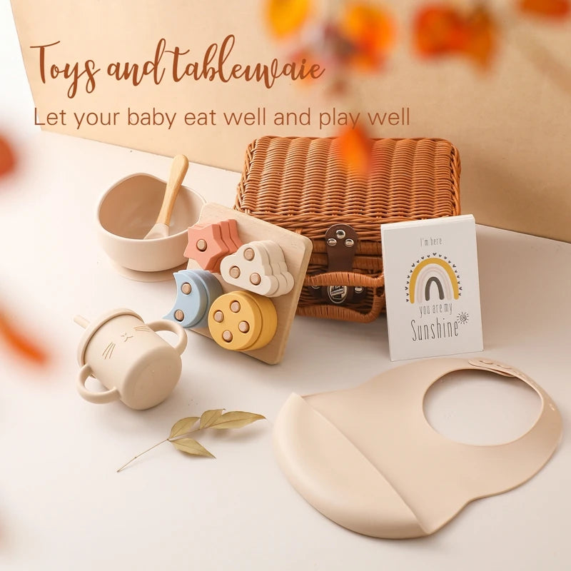 Discover the Montessori BabyLove Vintage Tableware Set at BubeBaby. This unisex set is perfect for infants and toddlers. Ideal for ages 0-24 months, it includes everything needed for stylish and functional mealtimes. Shop now for high-quality, vintage-inspired tableware for your little one