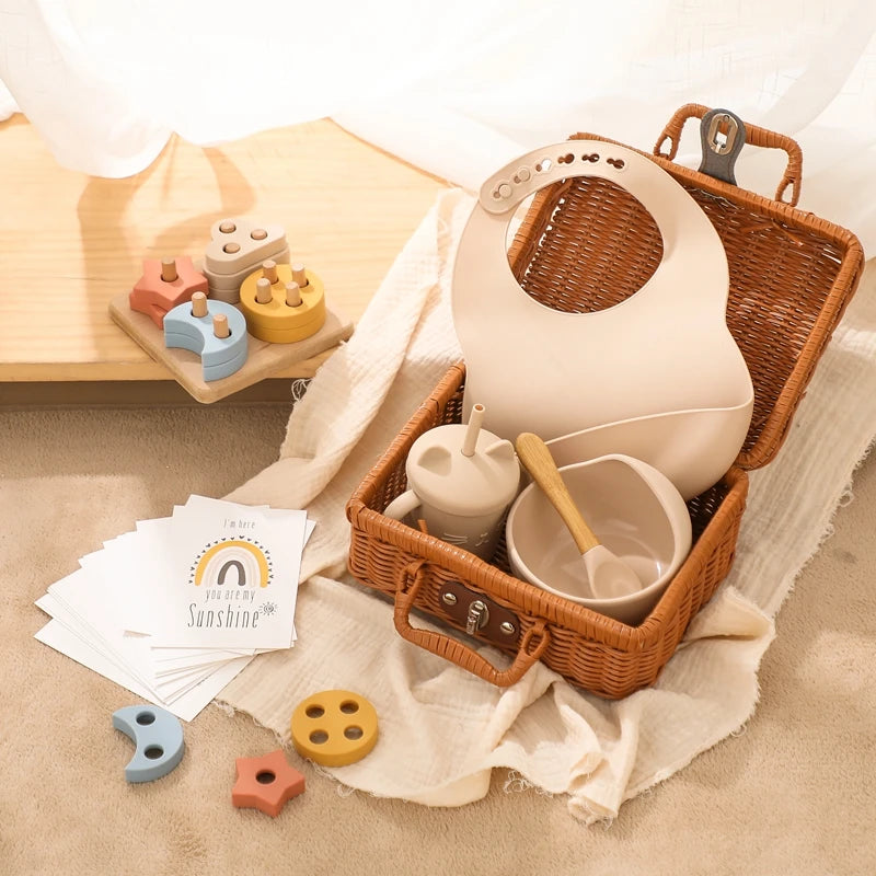 Discover the Montessori BabyLove Vintage Tableware Set at BubeBaby. This unisex set is perfect for infants and toddlers. Ideal for ages 0-24 months, it includes everything needed for stylish and functional mealtimes. Shop now for high-quality, vintage-inspired tableware for your little one