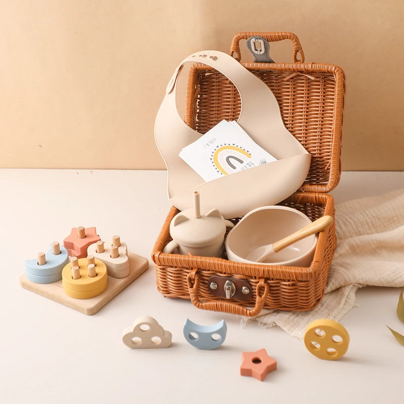 Discover the Montessori BabyLove Vintage Tableware Set at BubeBaby. This unisex set is perfect for infants and toddlers. Ideal for ages 0-24 months, it includes everything needed for stylish and functional mealtimes. Shop now for high-quality, vintage-inspired tableware for your little one