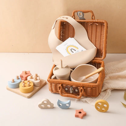 Discover the Montessori BabyLove Vintage Tableware Set at BubeBaby. This unisex set is perfect for infants and toddlers. Ideal for ages 0-24 months, it includes everything needed for stylish and functional mealtimes. Shop now for high-quality, vintage-inspired tableware for your little one
