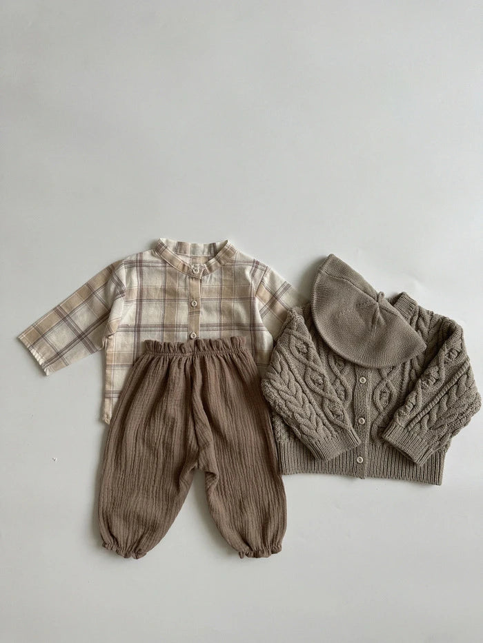 Soft muslin pants for babies from the BabyLove by Bubebaby collection. The pants are made of lightweight, breathable fabric with a gentle, stretchy waistband and a relaxed fit for comfort. The color is a soft, neutral tone, suitable for pairing with various baby tops