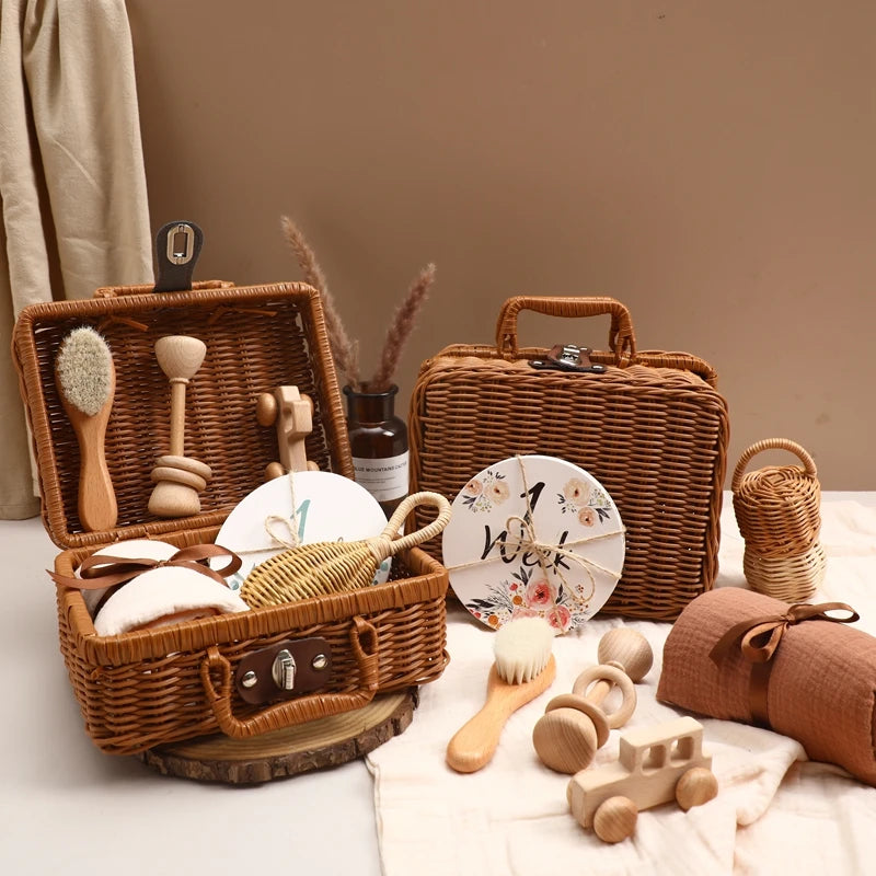 Discover the Montessori BabyLove Gift Set at BubeBaby, perfect for infants and toddlers. This unisex set includes classic bath toys like rubber ducks and boats. Ideal for 0-6 months, it promotes sensory development and makes a thoughtful gift. Note: Keep away from fire 