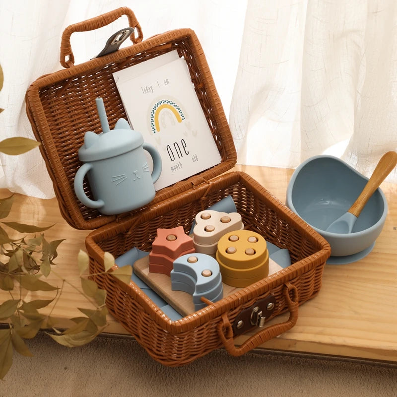 Discover the Montessori BabyLove Vintage Tableware Set at BubeBaby. This unisex set is perfect for infants and toddlers. Ideal for ages 0-24 months, it includes everything needed for stylish and functional mealtimes. Shop now for high-quality, vintage-inspired tableware for your little one
