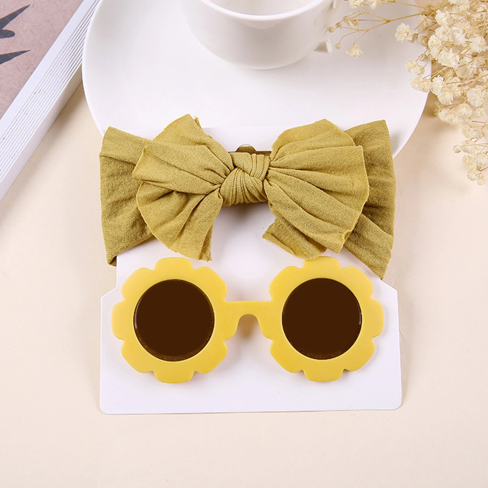 Unisex babylove headband and sunglasses set made of high-quality nylon and plastic. Suitable for ages 0-6 years, featuring solid patterns. Includes a nylon headband (16cm x 8cm) and plastic sunglasses (13cm x 5cm). Perfect for all seasons and occasions, both indoors and outdoors