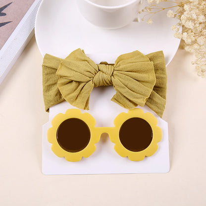 Unisex babylove headband and sunglasses set made of high-quality nylon and plastic. Suitable for ages 0-6 years, featuring solid patterns. Includes a nylon headband (16cm x 8cm) and plastic sunglasses (13cm x 5cm). Perfect for all seasons and occasions, both indoors and outdoors