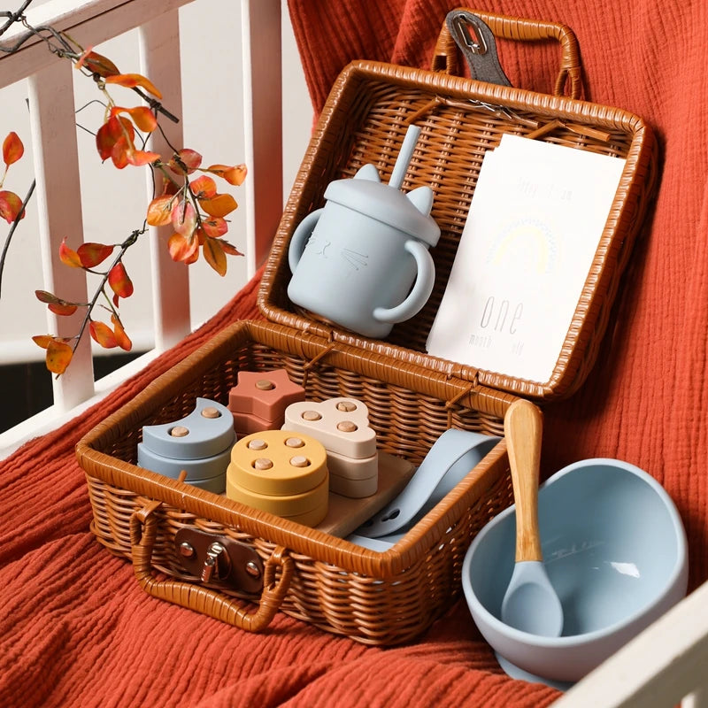 Discover the Montessori BabyLove Vintage Tableware Set at BubeBaby. This unisex set is perfect for infants and toddlers. Ideal for ages 0-24 months, it includes everything needed for stylish and functional mealtimes. Shop now for high-quality, vintage-inspired tableware for your little one