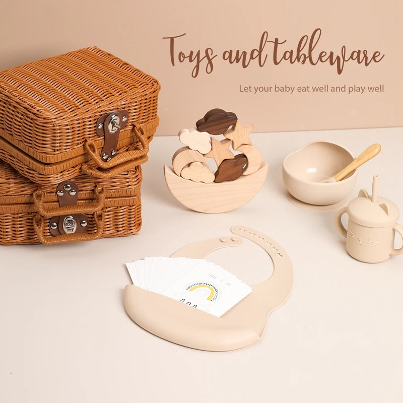 Discover the Montessori BabyLove Vintage Tableware Set at BubeBaby. This unisex set is perfect for infants and toddlers. Ideal for ages 0-24 months, it includes everything needed for stylish and functional mealtimes. Shop now for high-quality, vintage-inspired tableware for your little one
