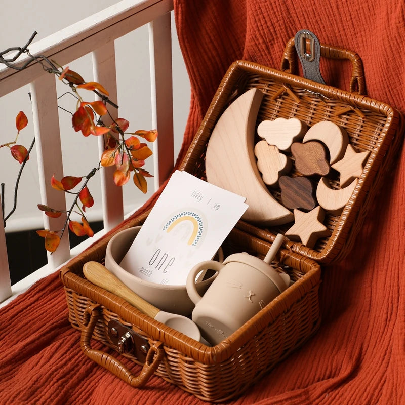 Discover the Montessori BabyLove Vintage Tableware Set at BubeBaby. This unisex set is perfect for infants and toddlers. Ideal for ages 0-24 months, it includes everything needed for stylish and functional mealtimes. Shop now for high-quality, vintage-inspired tableware for your little one