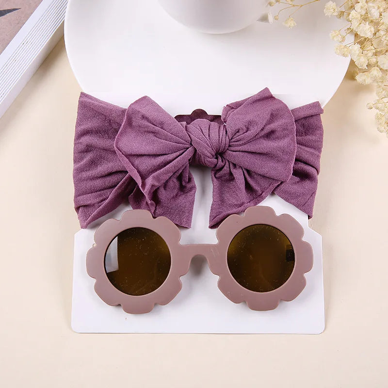 Unisex babylove headband and sunglasses set made of high-quality nylon and plastic. Suitable for ages 0-6 years, featuring solid patterns. Includes a nylon headband (16cm x 8cm) and plastic sunglasses (13cm x 5cm). Perfect for all seasons and occasions, both indoors and outdoors