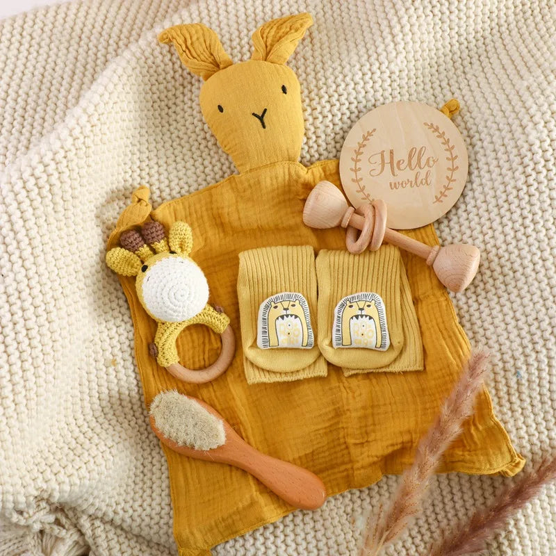 Discover the Montessori BabyLove Bath Set at BubeBaby, featuring a square bath towel and assorted gifts in a gift box. Designed for newborns (0-6 months), this unisex set includes a drooling towel, making bath time convenient and cozy. Lightweight at 250g, it’s perfect for your baby’s early days
