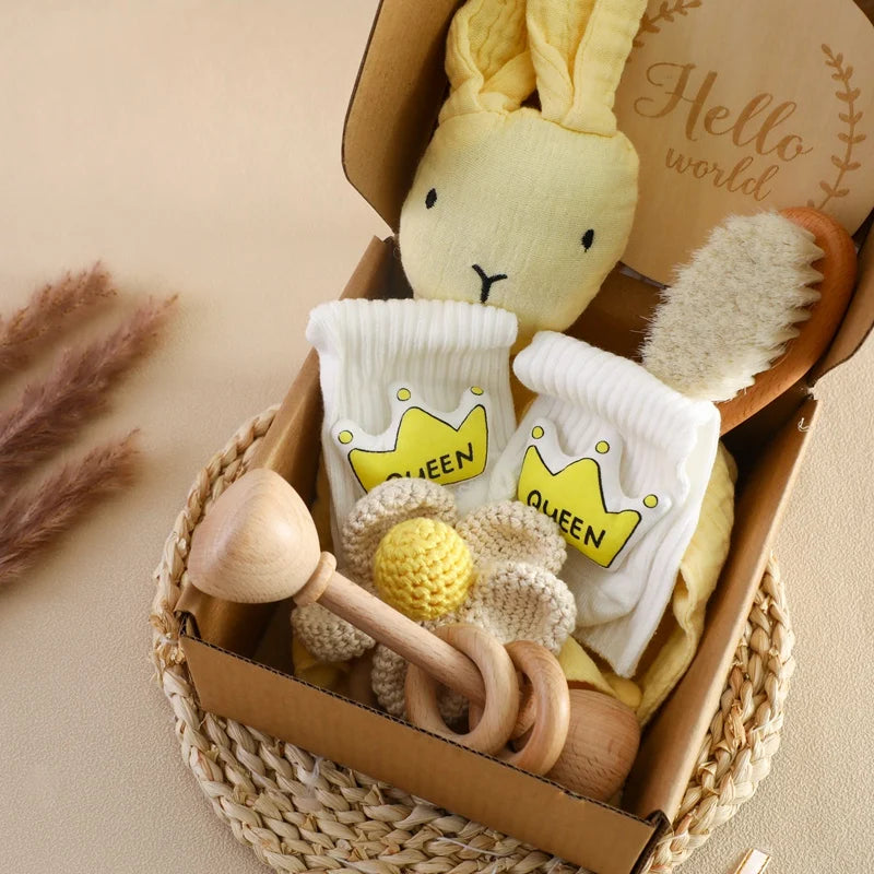 Discover the Montessori BabyLove Bath Set at BubeBaby, featuring a square bath towel and assorted gifts in a gift box. Designed for newborns (0-6 months), this unisex set includes a drooling towel, making bath time convenient and cozy. Lightweight at 250g, it’s perfect for your baby’s early days