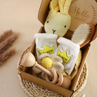 Discover the Montessori BabyLove Bath Set at BubeBaby, featuring a square bath towel and assorted gifts in a gift box. Designed for newborns (0-6 months), this unisex set includes a drooling towel, making bath time convenient and cozy. Lightweight at 250g, it’s perfect for your baby’s early days
