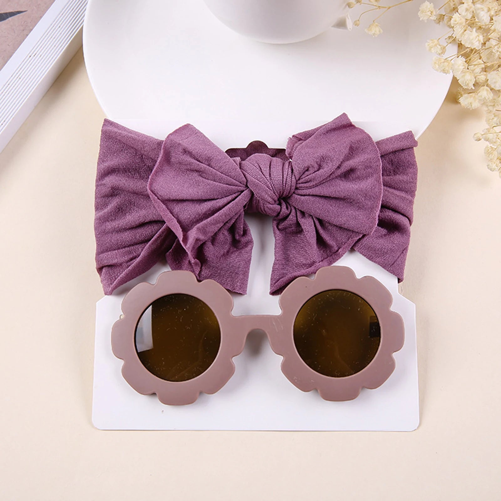 Unisex babylove headband and sunglasses set made of high-quality nylon and plastic. Suitable for ages 0-6 years, featuring solid patterns. Includes a nylon headband (16cm x 8cm) and plastic sunglasses (13cm x 5cm). Perfect for all seasons and occasions, both indoors and outdoors
