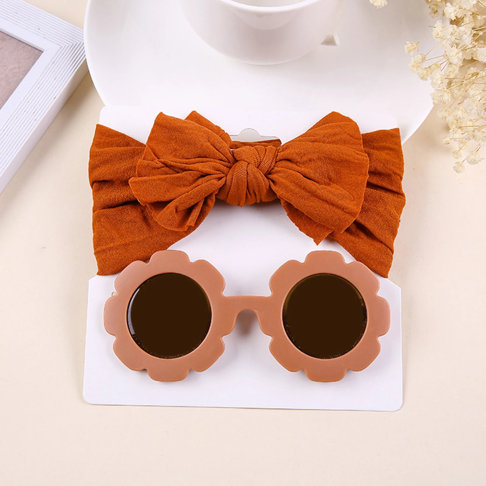 Unisex babylove headband and sunglasses set made of high-quality nylon and plastic. Suitable for ages 0-6 years, featuring solid patterns. Includes a nylon headband (16cm x 8cm) and plastic sunglasses (13cm x 5cm). Perfect for all seasons and occasions, both indoors and outdoors