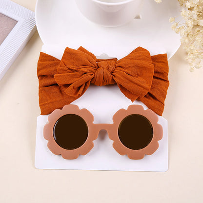 Unisex babylove headband and sunglasses set made of high-quality nylon and plastic. Suitable for ages 0-6 years, featuring solid patterns. Includes a nylon headband (16cm x 8cm) and plastic sunglasses (13cm x 5cm). Perfect for all seasons and occasions, both indoors and outdoors