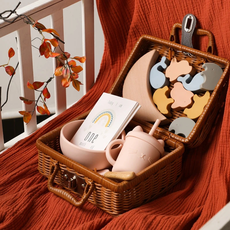 Discover the Montessori BabyLove Vintage Tableware Set at BubeBaby. This unisex set is perfect for infants and toddlers. Ideal for ages 0-24 months, it includes everything needed for stylish and functional mealtimes. Shop now for high-quality, vintage-inspired tableware for your little one