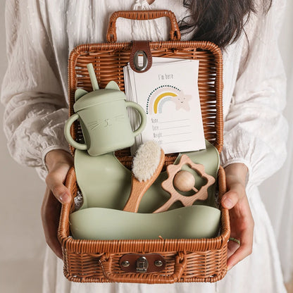 Discover the Montessori BabyLove Vintage Tableware Set at BubeBaby. This unisex set is perfect for infants and toddlers. Ideal for ages 0-24 months, it includes everything needed for stylish and functional mealtimes. Shop now for high-quality, vintage-inspired tableware for your little one