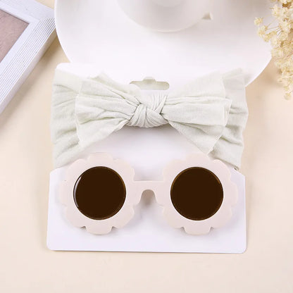 Unisex babylove headband and sunglasses set made of high-quality nylon and plastic. Suitable for ages 0-6 years, featuring solid patterns. Includes a nylon headband (16cm x 8cm) and plastic sunglasses (13cm x 5cm). Perfect for all seasons and occasions, both indoors and outdoors