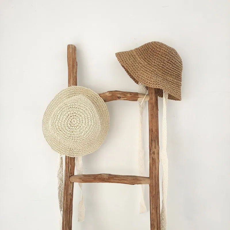 Keep your little one cool and stylish with the Bubebaby Babylove Straw Children's Hat. Perfect for summer vacations, this adjustable hat fits babies aged 0-6 years and comes in two sizes. Made from high-quality straw, it's designed for comfort and sun protection. Ideal for baby girls