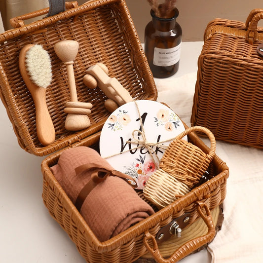 Discover the Montessori BabyLove Gift Set at BubeBaby, perfect for infants and toddlers. This unisex set includes classic bath toys like rubber ducks and boats. Ideal for 0-6 months, it promotes sensory development and makes a thoughtful gift. Note: Keep away from fire 