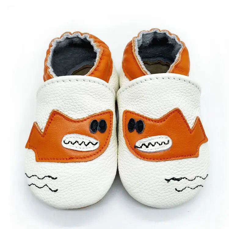 Bubebaby BabyLove Cow Leather First Walker Booties, featuring a classic design with a comfortable fit for early walkers. The booties are equipped with a flexible sole to support baby’s first steps. They come in a versatile colors, making them a stylish and practical choice for little ones