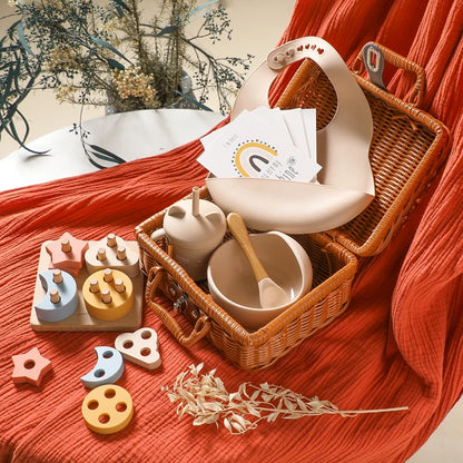 Discover the Montessori BabyLove Vintage Tableware Set at BubeBaby. This unisex set is perfect for infants and toddlers. Ideal for ages 0-24 months, it includes everything needed for stylish and functional mealtimes. Shop now for high-quality, vintage-inspired tableware for your little one