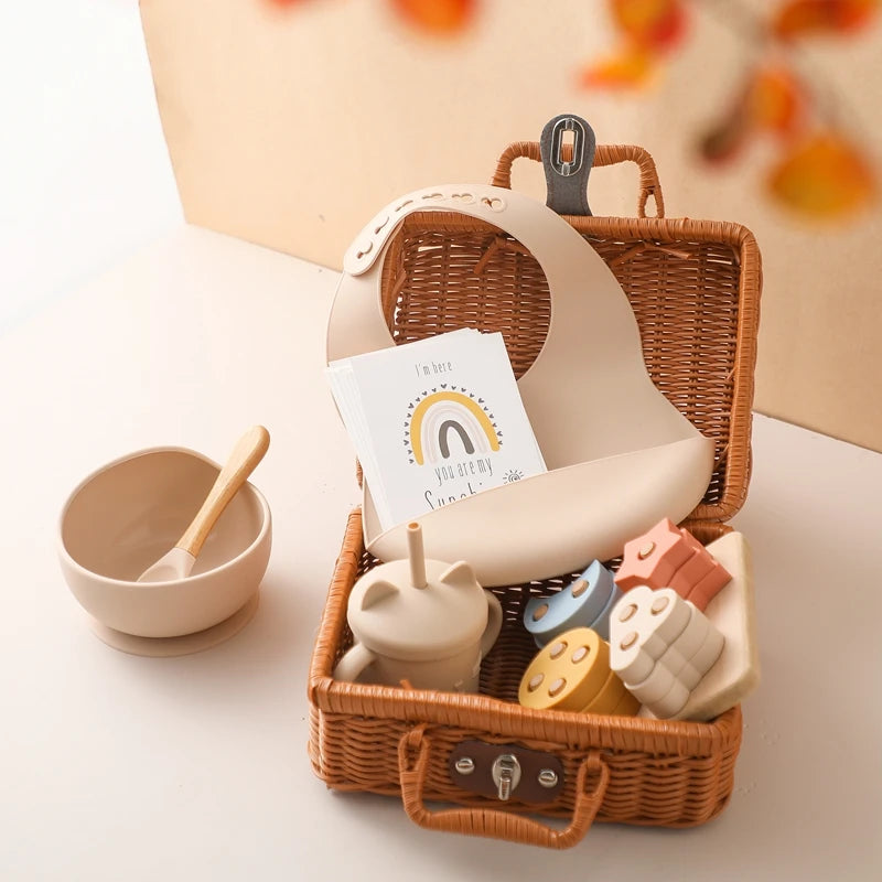 Discover the Montessori BabyLove Vintage Tableware Set at BubeBaby. This unisex set is perfect for infants and toddlers. Ideal for ages 0-24 months, it includes everything needed for stylish and functional mealtimes. Shop now for high-quality, vintage-inspired tableware for your little one