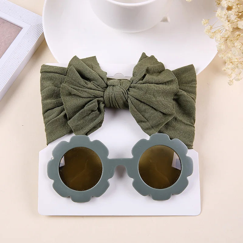Unisex babylove headband and sunglasses set made of high-quality nylon and plastic. Suitable for ages 0-6 years, featuring solid patterns. Includes a nylon headband (16cm x 8cm) and plastic sunglasses (13cm x 5cm). Perfect for all seasons and occasions, both indoors and outdoors