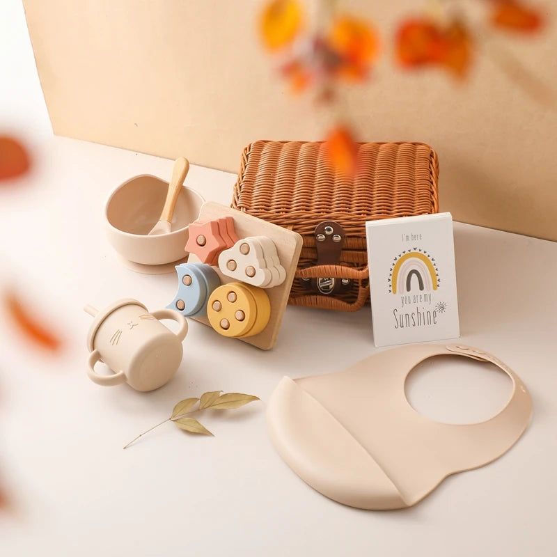 Discover the Montessori BabyLove Vintage Tableware Set at BubeBaby. This unisex set is perfect for infants and toddlers. Ideal for ages 0-24 months, it includes everything needed for stylish and functional mealtimes. Shop now for high-quality, vintage-inspired tableware for your little one