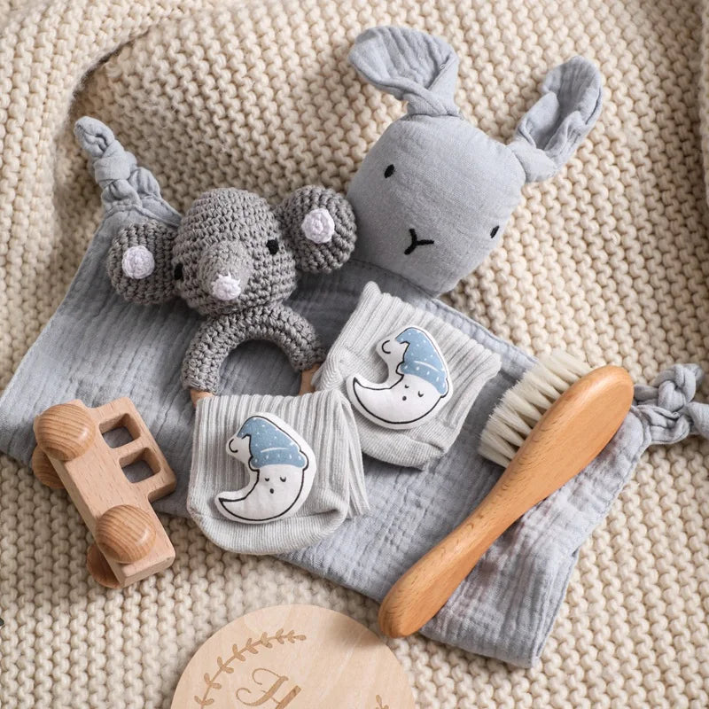 Discover the Montessori BabyLove Bath Set at BubeBaby, featuring a square bath towel and assorted gifts in a gift box. Designed for newborns (0-6 months), this unisex set includes a drooling towel, making bath time convenient and cozy. Lightweight at 250g, it’s perfect for your baby’s early days