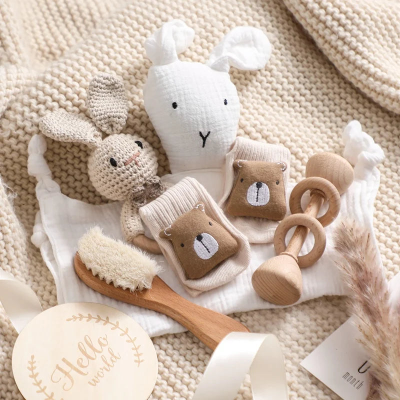 Discover the Montessori BabyLove Bath Set at BubeBaby, featuring a square bath towel and assorted gifts in a gift box. Designed for newborns (0-6 months), this unisex set includes a drooling towel, making bath time convenient and cozy. Lightweight at 250g, it’s perfect for your baby’s early days