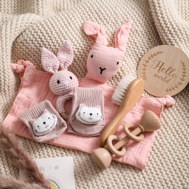 Discover the Montessori BabyLove Bath Set at BubeBaby, featuring a square bath towel and assorted gifts in a gift box. Designed for newborns (0-6 months), this unisex set includes a drooling towel, making bath time convenient and cozy. Lightweight at 250g, it’s perfect for your baby’s early days